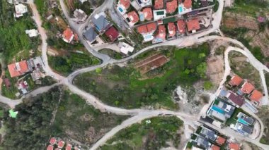 Bir adam kumsal mavisi deniz dokusunda koşar.