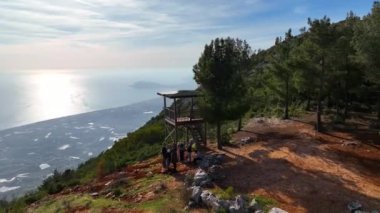 Bir adam kumsal mavisi deniz dokusunda koşar.