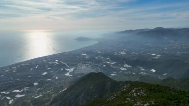 Bir adam kumsal mavisi deniz dokusunda koşar.