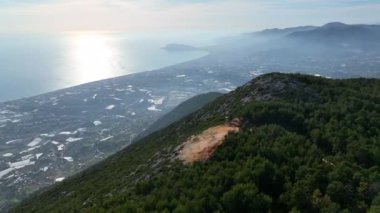 Bir adam kumsal mavisi deniz dokusunda koşar.