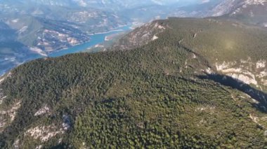 Bir adam kumsal mavisi deniz dokusunda koşar.