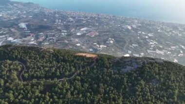 Bir adam kumsal mavisi deniz dokusunda koşar.