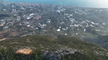 Bir adam kumsal mavisi deniz dokusunda koşar.