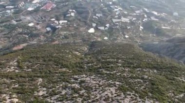 Bir adam kumsal mavisi deniz dokusunda koşar.