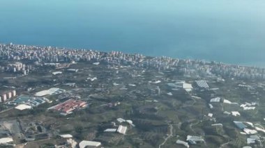 Bir adam kumsal mavisi deniz dokusunda koşar.