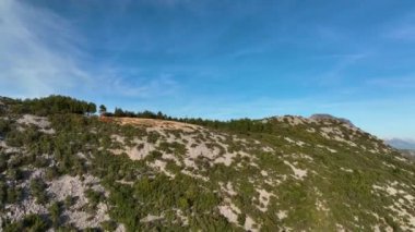 Bir adam kumsal mavisi deniz dokusunda koşar.