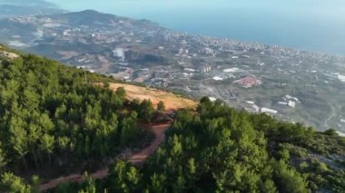 Bir adam kumsal mavisi deniz dokusunda koşar.