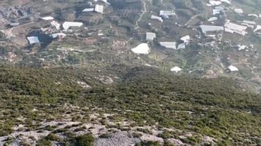 Bir adam kumsal mavisi deniz dokusunda koşar.