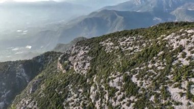 Bir adam kumsal mavisi deniz dokusunda koşar.