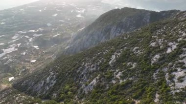 Bir adam kumsal mavisi deniz dokusunda koşar.