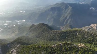 Bir adam kumsal mavisi deniz dokusunda koşar.