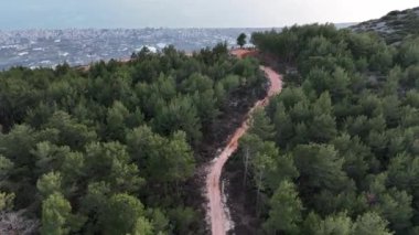 Bir adam kumsal mavisi deniz dokusunda koşar.