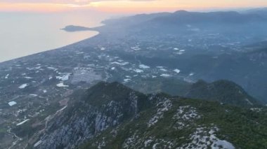 Bir adam kumsal mavisi deniz dokusunda koşar.