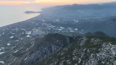 Bir adam kumsal mavisi deniz dokusunda koşar.