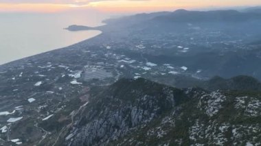 Bir adam kumsal mavisi deniz dokusunda koşar.