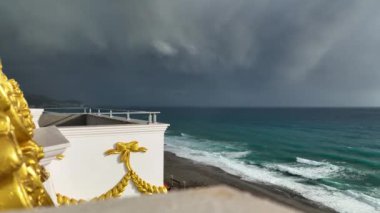 Bir adam kumsal mavisi deniz dokusunda koşar.