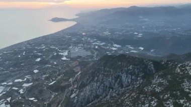 Bir adam kumsal mavisi deniz dokusunda koşar.