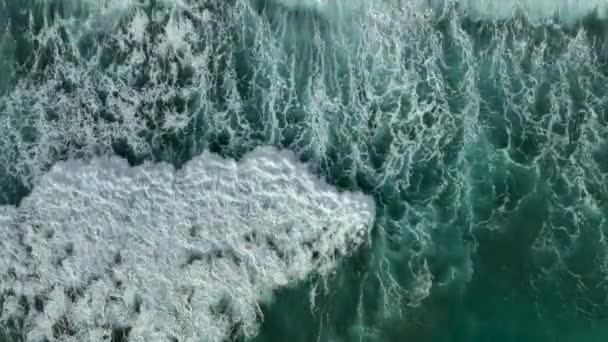 Чоловік Біжить Пляжі Блакитній Морській Текстурі — стокове відео