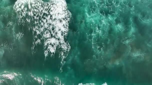 Hombre Corre Beachawesome Textura Azul Del Mar — Vídeos de Stock