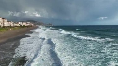 Bir adam kumsal mavisi deniz dokusunda koşar.