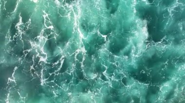 Bir adam kumsal mavisi deniz dokusunda koşar.