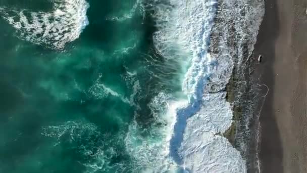 Een Man Loopt Het Strand Geweldige Azuurblauwe Zee Textuur — Stockvideo