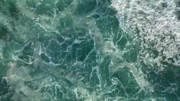 Ένας Άντρας Τρέχει Την Γαλαζοπράσινη Υφή Της Θάλασσας — Αρχείο Βίντεο