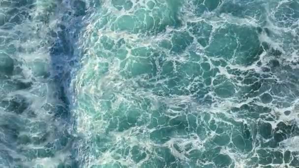 Чоловік Біжить Пляжі Блакитній Морській Текстурі — стокове відео