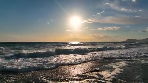 Человек Бежит Красивой Лазурной Морской Текстуре — стоковое видео