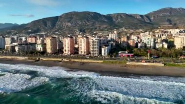 Bir adam kumsal mavisi deniz dokusunda koşar.