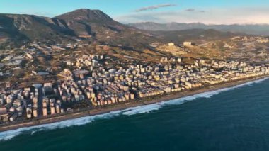 Bir adam kumsal mavisi deniz dokusunda koşar.