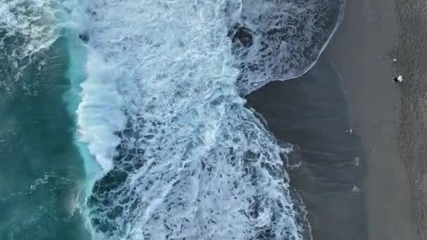 Een Man Loopt Het Strand Geweldige Azuurblauwe Zee Textuur — Stockvideo