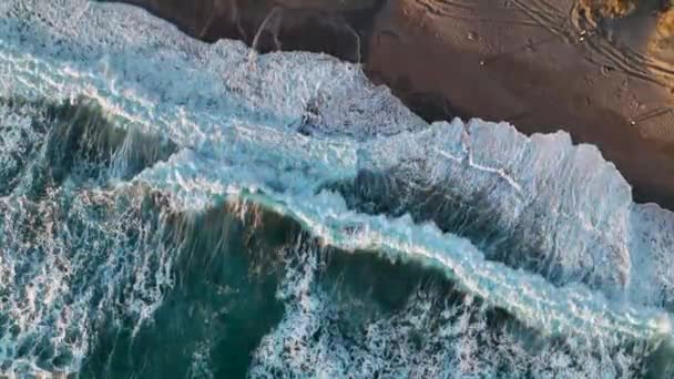 Man Springer Den Strålande Azurblå Havsstrukturen — Stockvideo