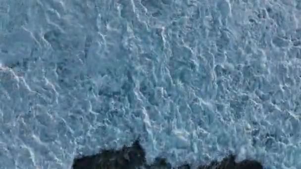 Muž Běží Pláži Úžasné Azurové Moře Textury — Stock video