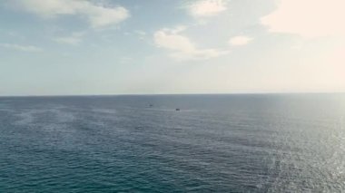 Balıkçılar denizde balık tutuyor.