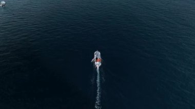 Balıkçılar denizde balık tutuyor.