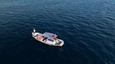 Balıkçılar denizde balık tutuyor.