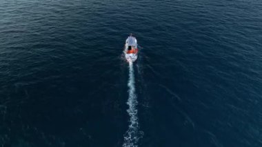 Balıkçılar denizde balık tutuyor.