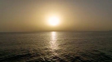 Denize güzel bulutlu gün batımı