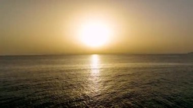 Denize güzel bulutlu gün batımı