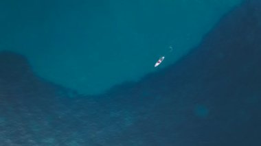 Açık denizlerde safirle gezen adamlar.