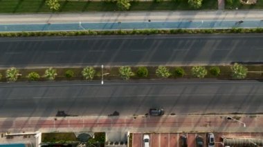 Yol trafiği hava görüntüsü dikey video
