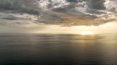 Denizin üstünde dramatik gün batımı