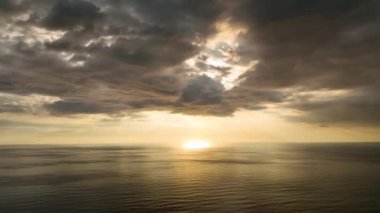 Denizin üstünde dramatik gün batımı