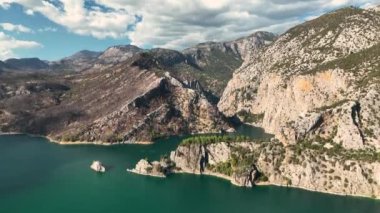 Büyük bir orman yangınından sonra Yeşil Kanyon manzarası