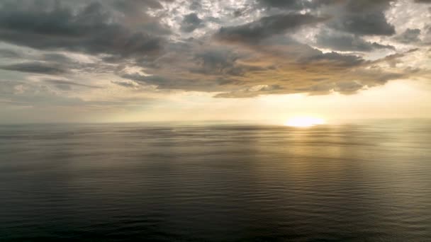 Dramatischer Sonnenuntergang Über Dem Meer — Stockvideo