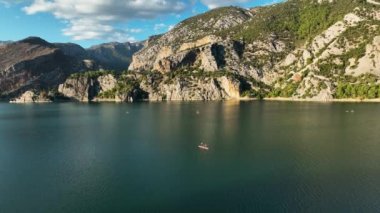 Yeşil kanyon hava manzaralı Sapsurf 4K ailesi