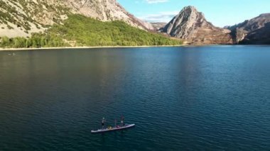 Yeşil kanyon hava manzaralı Sapsurf 4K ailesi