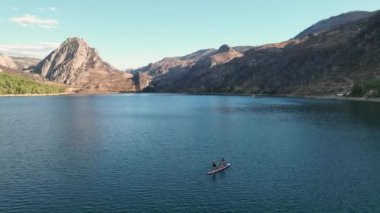 Yeşil kanyon hava manzaralı Sapsurf 4K ailesi