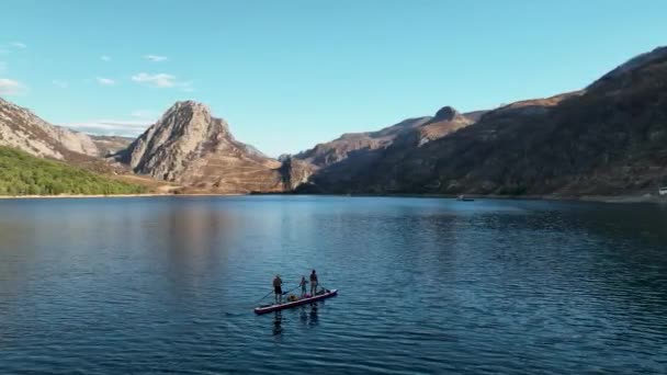 绿色峡谷空中景观上的蓝天冲浪4K族 — 图库视频影像